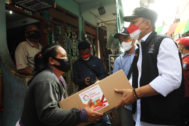 Bagikan Sembako ke Warga bersama Seluruh Elemen, Wali Kota Eri: Wujud Gotong-Royong Penanganan Pandemi di Surabaya