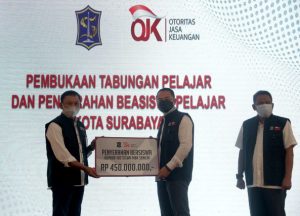 Peduli Pendidikan, OJK Berikan Beasiswa Bagi Pelajar MBR Senilai Rp 605 Juta
