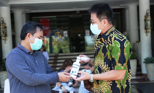 Dukung Penanganan Covid-19, Pemkot Surabaya Terima Bantuan Probiotik Pro EM-1 dari PT. AMA