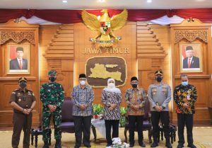 Gubernur Khofifah Serahkan SPT Plt. Bupati Probolinggo