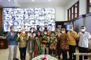 Finalis Pangeran dan Puteri Lingkungan Hidup 2021 Berikan Berbagai Produk Olahan Kepada Wali Kota Eri