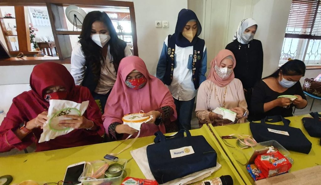 Terdampak Pandemi, Rotary Bersama Forum Pemberdayaan Perempuan Latih Ibu-Ibu Menyulam