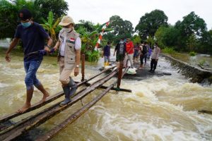 Sekda Tanbu Tinjau Akses Jalan Putus Akibat Banjir di Kecamatan Kusan Hulu