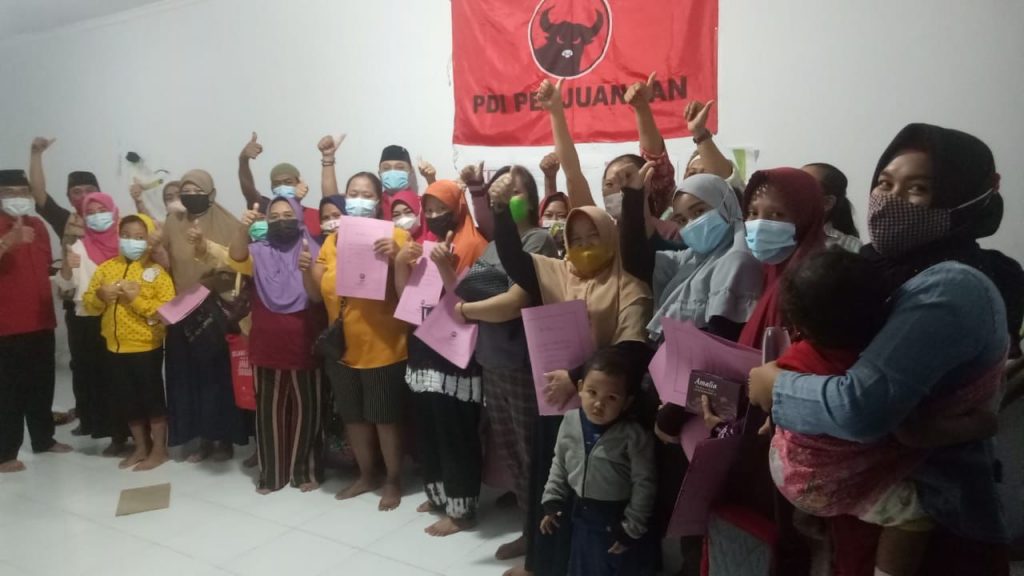 Prioritaskan ‘Wong Cilik’ Kader PDIP Surabaya Bagikan Ribuan Bea Siswa PIP