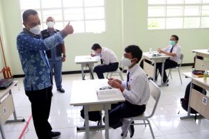 Pastikan Sesuai Inmendagri dan SKB 4 Menteri, Wali Kota Eri Tinjau Simulasi dan PTM Hari Pertama
