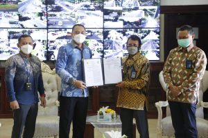 Tandatangani MoU dengan Wali Kota Eri, PLN Siap Amankan Saluran Listrik ke Madura