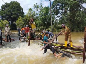 Camat dan Lurah Gerak Cepat, Jembatan Darurat Lasung Dikerjakan