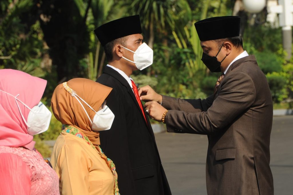 Wali Kota Eri Cahyadi Berikan Penghargaan Satyalancana Karya Satya ke 30 ASN Pemkot Surabaya