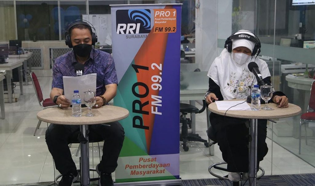 Wali Kota Eri dan Wakil Ketua DPRD Surabaya jadi Presenter Berita di Peringatan HUT ke-76 RRI