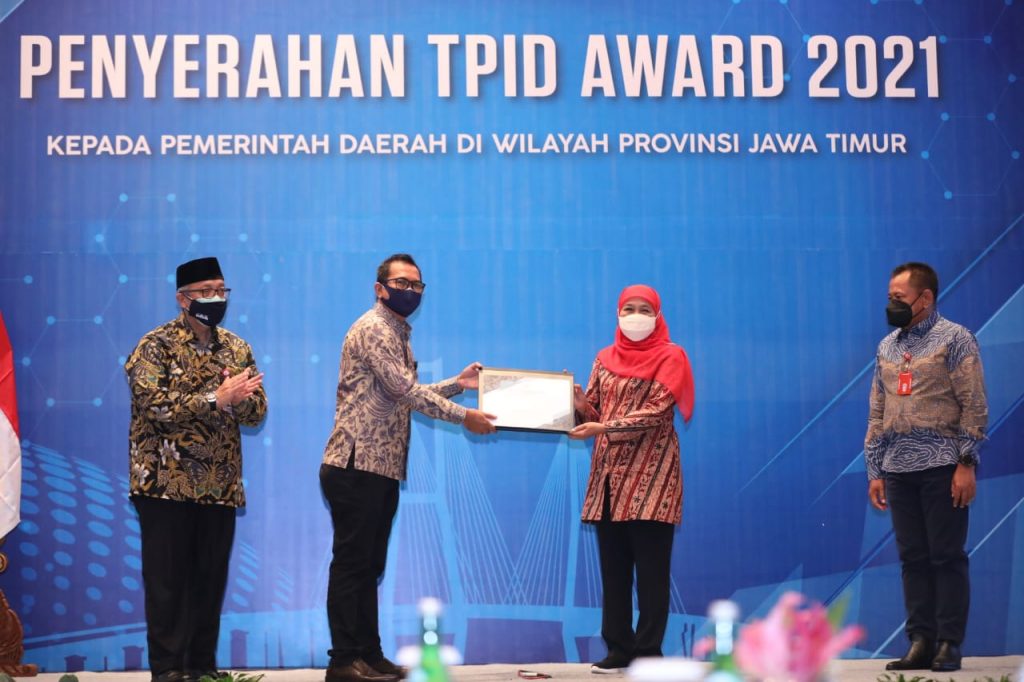 Penghargaan TPID Award 2021 Kemenko Bidang Perekonomian Kepada TPID Berkinerja Terbaik di Jawa Timur