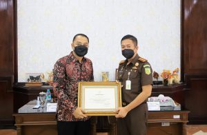 Bantu Selamatkan Aset Senilai Rp 3 Miliar, Wali Kota Eri Beri Penghargaan Kejari Surabaya