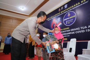 Peringati HUT Lantas Ke 66, Polres Kediri Gelar Kegiatan Bansos dan Pengangkatan Anak Asuh
