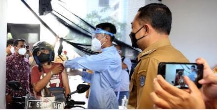 Selain Apresiasi Vaksin Drive Thru, Wali Kota Eri juga Beri Nama Kursi Cerdas Disabilitas UM Surabaya