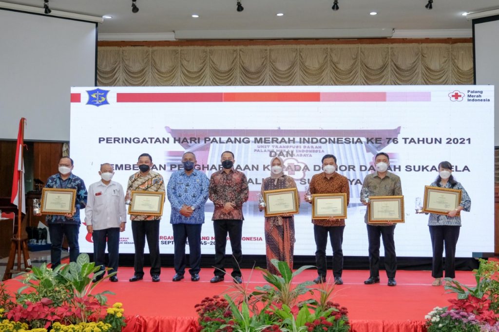 OJK Regional 4 Jawa Timur Dan SRO Pasar Modal Terima Penghargaan Walikota Surabaya