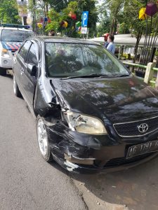 Hindari Laka dengan Kendaraan di Depannya, Sedan Vios Malah Seruduk R2