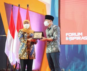 Gubernur Khofifah Berikan Penghargaan Inovasi Kepada 4 Bupati