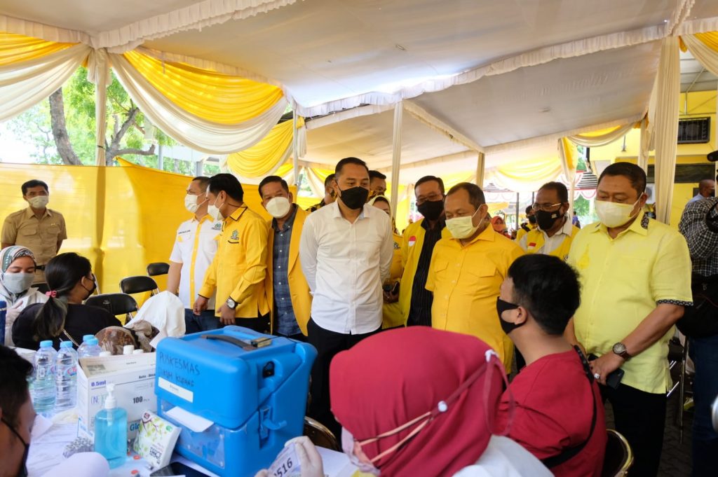 Rangkul Semua Elemen, Wali Kota Eri Tinjau Acara Vaksinasi di DPD Golkar Surabaya