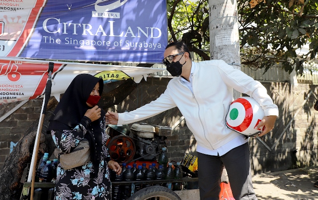 Keliling Surabaya dengan Sepeda Motor, Wali Kota Eri Tinjau PTM hingga Bantu Perempuan Tukang Tambal Ban