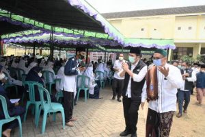 Tinjau Vaksinasi di STAI Hasan Jufri Bawean, Wagub Emil: Pemprov Jatim Hadir di Pulau Bawean