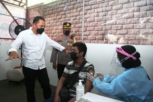 Atas Inisiasi Warga Sendiri, Wali Kota Eri Apresiasi Vaksinasi di Rungkut Mapan Barat