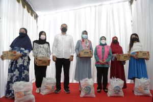Wali Kota Eri Bersama Ketua Tim Penggerak PKK Salurkan Bansos untuk Ibu Hamil di Krembangan
