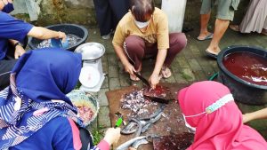 Manfaatkan Waktu Senggang Saat PJJ, Guru Sekolah SDN Pesantren 2 Kota Kediri Berternak Ikan Lele
