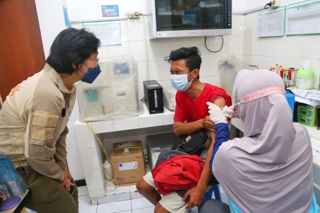Jangan Abaikan Prokes! Kini Pemkot Surabaya Gelar Swab dan Vaksin Hunter di 31 Kecamatan