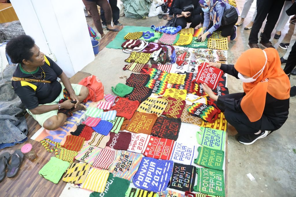 Wisata Malam di Pasar Mama-Mama Papua, Gubernur Khofifah Borong Noken untuk Oleh-oleh