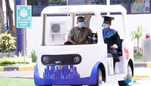 i-Car Turut Antarkan Wisudawan ITS di Wisuda Drive Thru