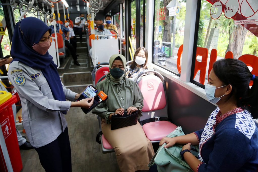 Pemkot Surabaya Terus Berinovasi, Naik Suroboyo Bus Kini Bisa Pake e-money