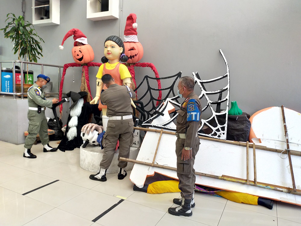 Langgar Perda dan Timbulkan Kerumunan, Replika Boneka Squid Game di Jl Tunjungan Dibongkar