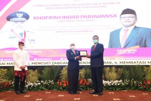 Gubernur Khofifah Raih Lencana Kehormatan Kepala Daerah Pemimpin Perubahan dari LAN RI