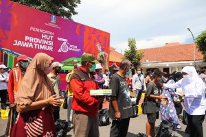 Syukuran 76 Tahun Provinsi Jatim, Gubernur Khofifah Bagi-Bagi Ratusan Paket Sembako