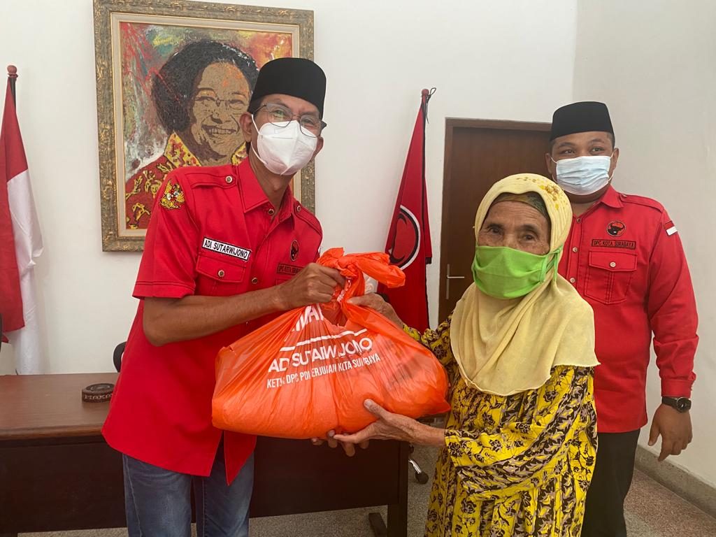 Salurkan Sembako Bambang DH, Ketua PDIP Surabaya: Memperkuat Akar di Kalangan ‘Wong Cilik’