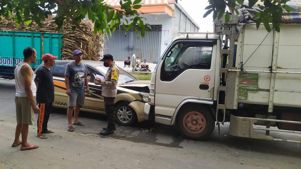 Mobil Jenis Minibus Adu Banteng dengan Truk, Begini Ceritanya