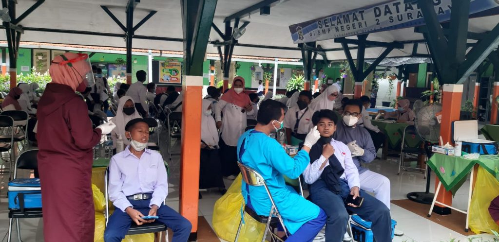 Deteksi Dini, Dispendik Surabaya Lakukan Swab RT-PCR bagi Siswa dan Guru SMP yang Gelar PTM