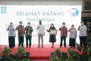 Serahkan Penghargaan Proklim, Wali Kota Eri Ingin Transformasikan Keberhasilan Ini ke Kampung Lain