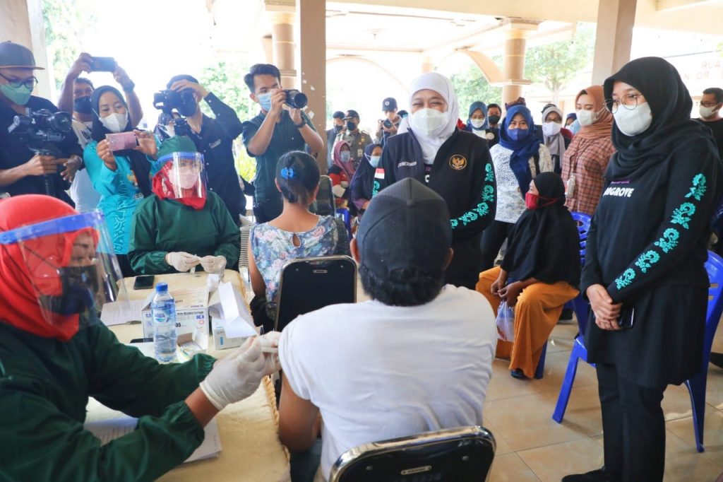 Gubernur Khofifah Tinjau Vaksinasi IKA UNAIR Jelajah Kampung dan Pesisir di Desa Kedungrejo Muncar Banyuwangi