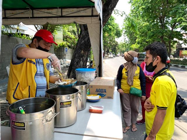 Lion Club Surabaya Patria Berbagi Makanan di Tengah Pandemi
