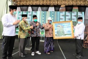 Dukung Pembangunan Menara 17 PWNU Jatim, Wagub Emil Harapkan Pusat Industri Halal Bisa Terwujudkan