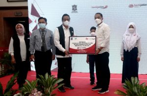 Terima CSR Rp 315 Juta dari Bank Jatim, Wali Kota Eri Ingatkan Siswa MBR Lebih Giat Belajar