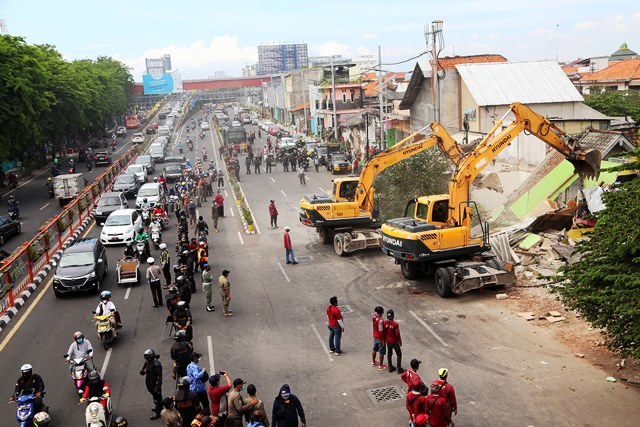 Pemkot Surabaya Bebaskan 15 Persil Bangunan untuk Pedestrian dan Saluran Air