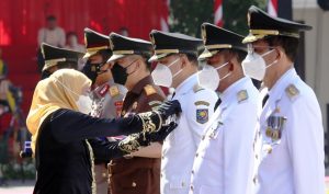 Hari Jadi Provinsi Jatim ke-76, Wali Kota Eri dapat Penghargaan Jer Basuki Mowo Beya Emas