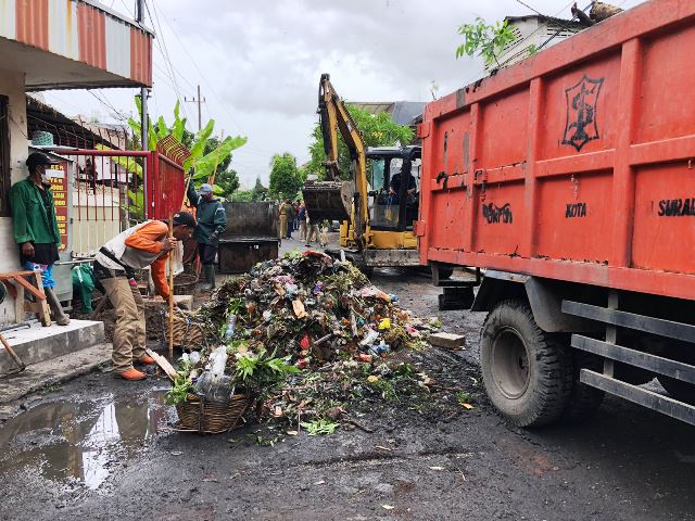 Memasuki Musim Hujan, Pemkot Surabaya Lakukan Perantingan dan Pembersihan Sampah di Gorong-Gorong