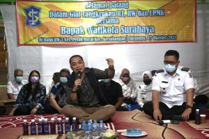Wali Kota Eri Cangkrukan di Balai RW, Serap Aspirasi dan Langsung Beri Solusi