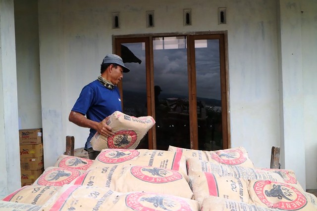 SIG Salurkan Bantuan 200 Zak Semen untuk Pembangunan Rumah Korban Banjir di Kota Batu