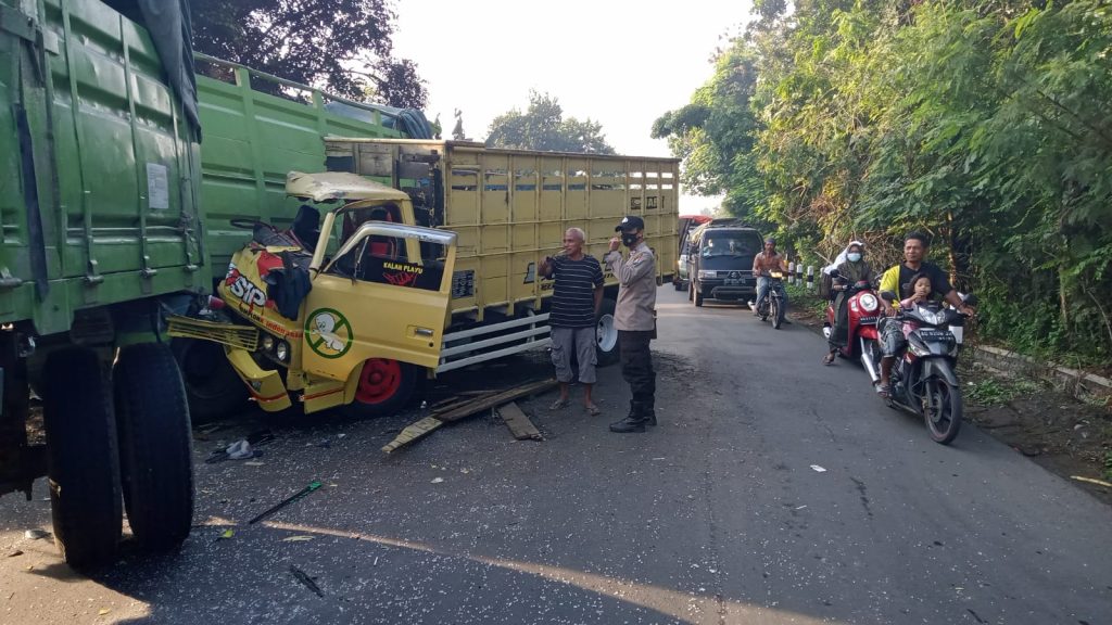 Sopir ‘Ngantuk’, Truck Colt Diesel ‘Oleng’ dan Seruduk Tronton