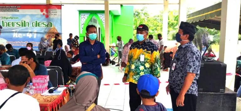 Disnaker Trans Pemkab Tanbu Tinjau Vaksinasi di Desa Mekar Jaya
