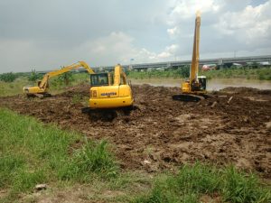 Bantu Banjir di Gresik, Surabaya Terjunkan Dua Alat Berat Bikin Tanggul Kali Lamong