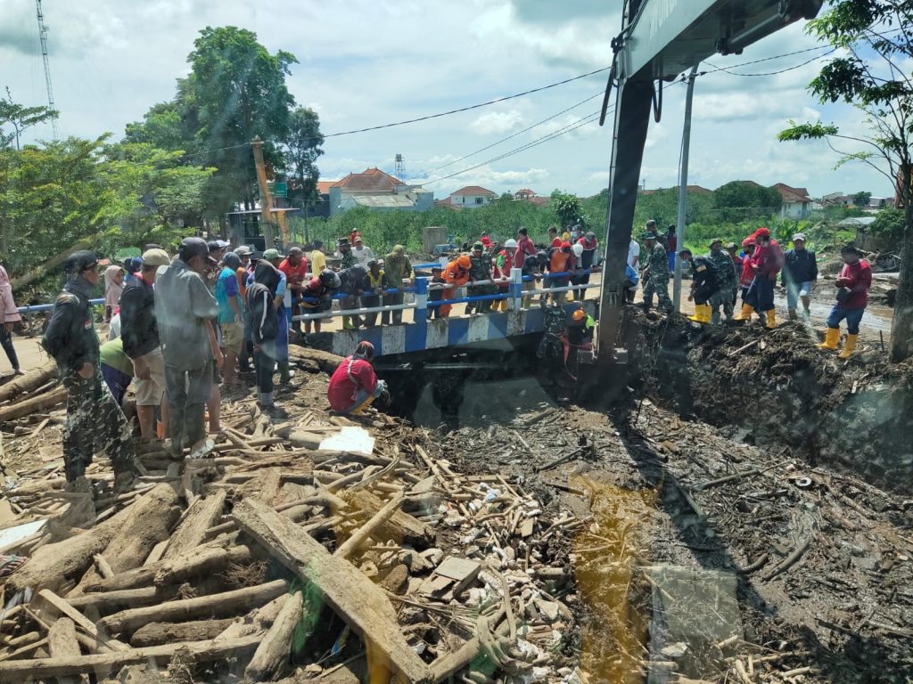 Satgas Pemkot Surabaya Bersihkan Material Dampak Longsor di Batu